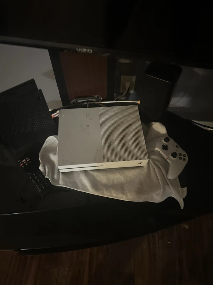 Consola Hogar Xbox One S 1t Blanca Usada Tiene Cable de Alimentación, Cable HDMI Sin Mando Foto 2 de 2