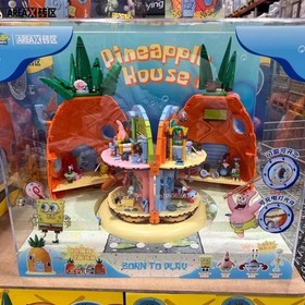 LEGO SpongeBob SquarePants: Pineapple house in Bikini Bottom set