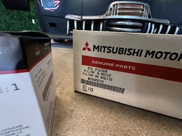 (10) NUEVO OEM Genuino Mitsubishi OEM Filtro de Aceite de Motor MZ690072 Foto 2 de 4