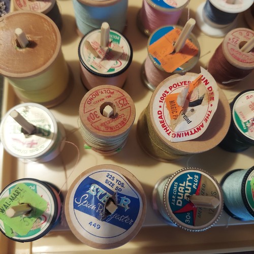 Vintage klappbares Nähset Organizer Koffer mit Fadenspulen & Zubehör - Bild 6 von 24