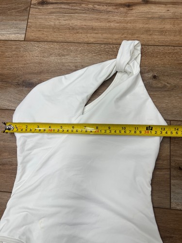Traje de baño Carmen Marc Valvo BLANCO de un hombro con frente torcido de una pieza EE. UU. 4 - Imagen 6 de 12