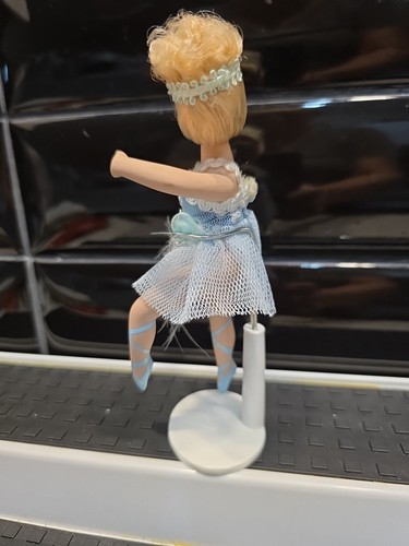 2 Muñecas Bailarina Porcelana 6" en Azul y Rosa Sobre Soportes Cabello Rubio Posable - Imagen 12 de 16