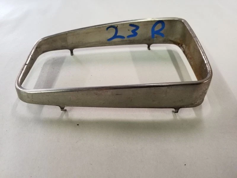 Anillo de ajuste cromado de luz de estacionamiento delantera derecha para Mercedes Benz 300D 300SD 1981-1987 Foto 2 de 4