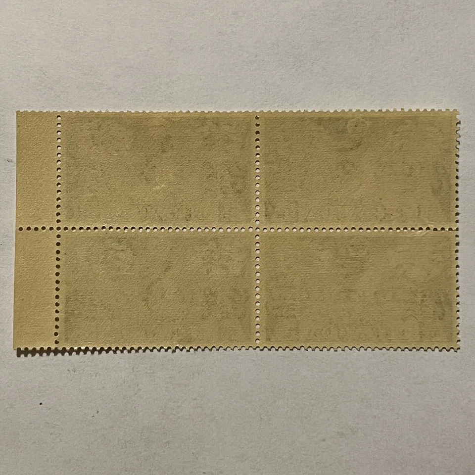 GORGEOUS BLOCK OF 4 QUEEN ELIZABETH II STAMPS 1/2d FLOWERS AND  CROWN - Image 2 of 2