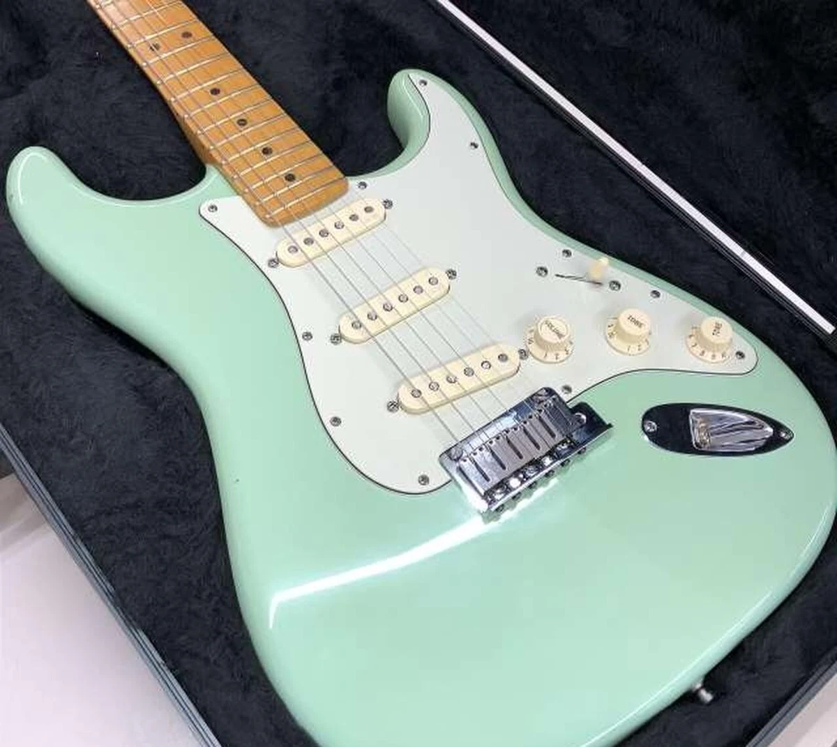 FENDER USA American Deluxe Stratocaster V-Neck Electric Guitar