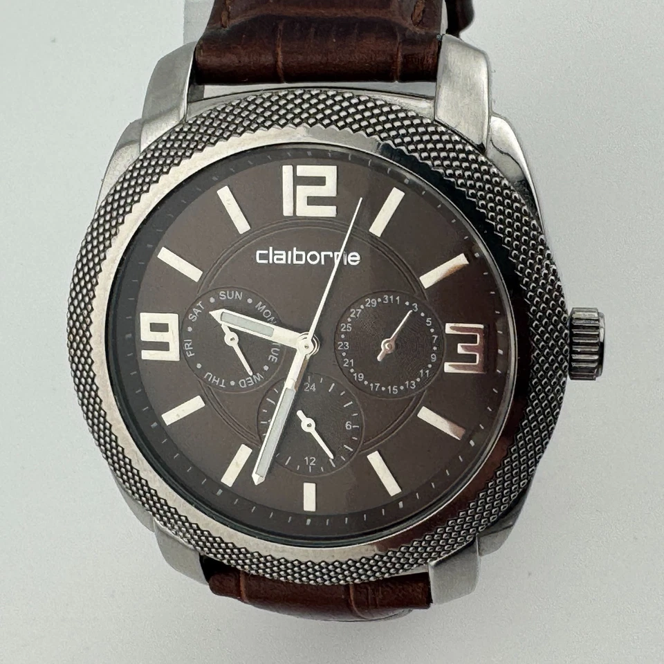 Кварцевые мужские часы Claiborne 30 м серебристые коричневая кожа день дата аналоговый новый аккумулятор - Изображение 2 из 4