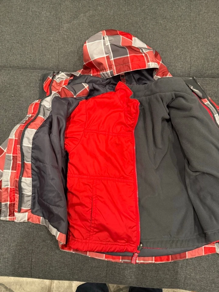 Chaqueta acolchada Cherokee para niños roja gris blanca a cuadros con capucha talla 5T forro extraíble Foto 3 de 4