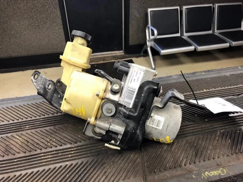 Bomba de dirección asistida Dodge Challenger 2011-2014 OEM Foto 3 de 4