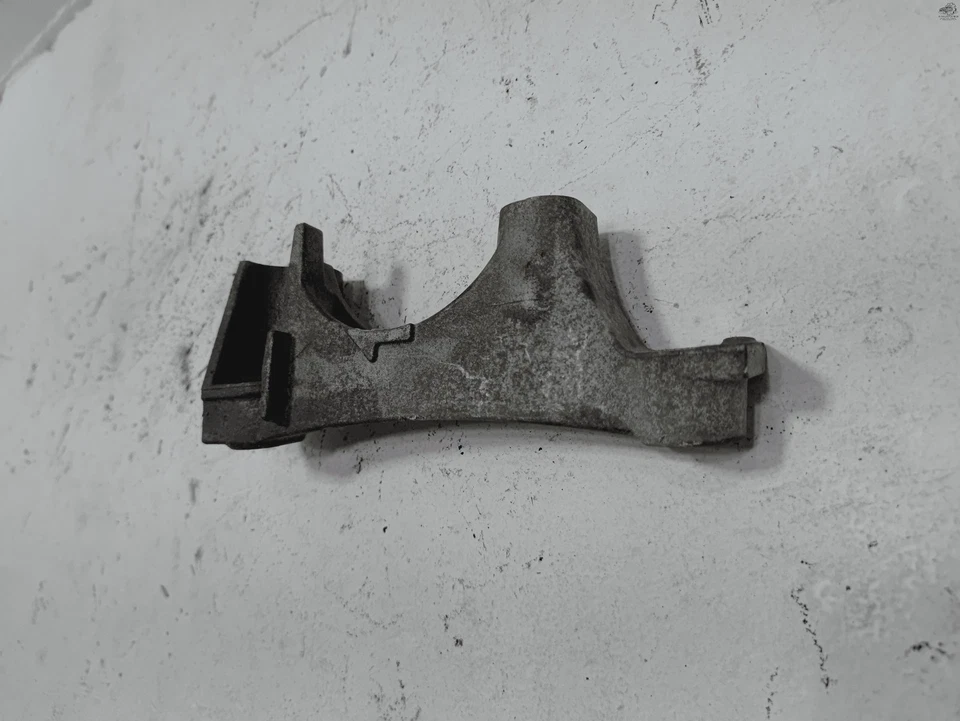 Soporte espaciador montaje lado pasajero derecho motor OEM 2018-2025 TOYOTA RAV4 2,5 L Foto 4 de 4