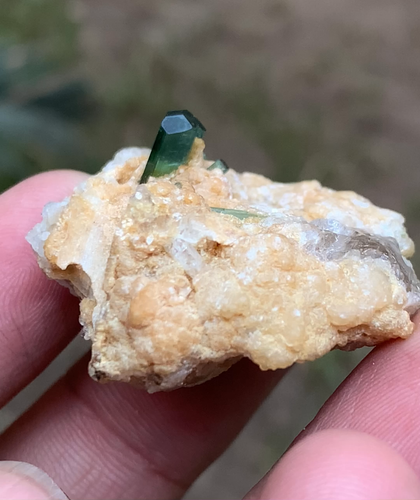 Muestra de cristal de turmalina verde natural terminado de 25,43 gramos en feldespato - Vídeo 1 de 1