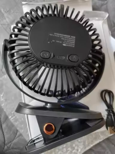 Ventilador portátil de escritorio recargable silencioso de 5 velocidades con clip Foto 3 de 4