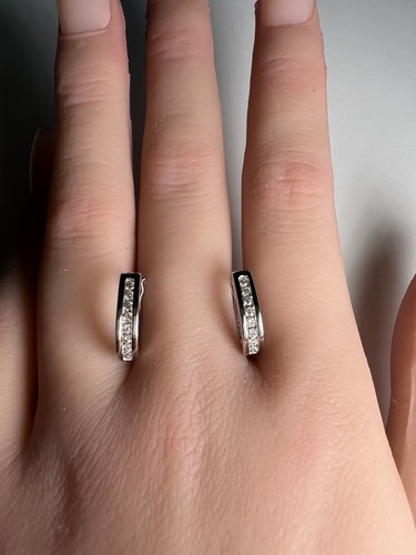 Aretes tipo argolla Huggie de diamantes redondos naturales de oro blanco de 14K - Imagen 3 de 5