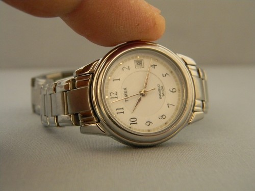 Orologio Timex Indiglo donna tono argento 26mm cinturino chiusura data batteria nuova 7,5" - Foto 4 di 13