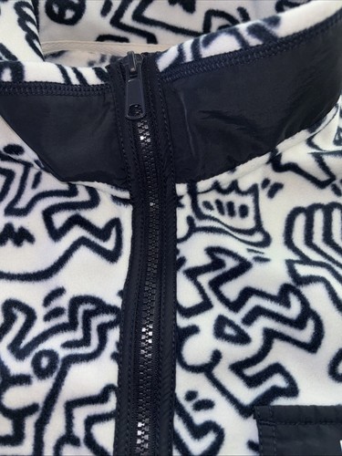 54 Keith Haring x H&M Cremallera Polar Chaqueta Pullover Azul Marino Blanco Garabato NUEVO - Imagen 6 de 12