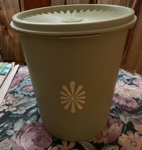 Vintage Tupperware Avocado Green Canister 809-3  With Lid - Picture 1 of 3