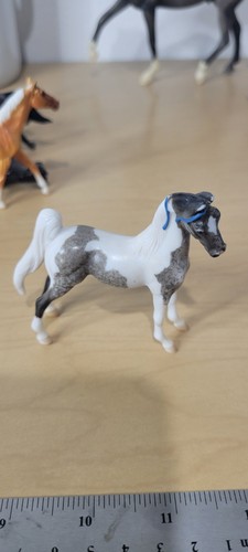 Lotto di 9 cavalli Bryer. 8 mini compagni stalla e 1 cavallo Bryer. - Foto 11 di 20