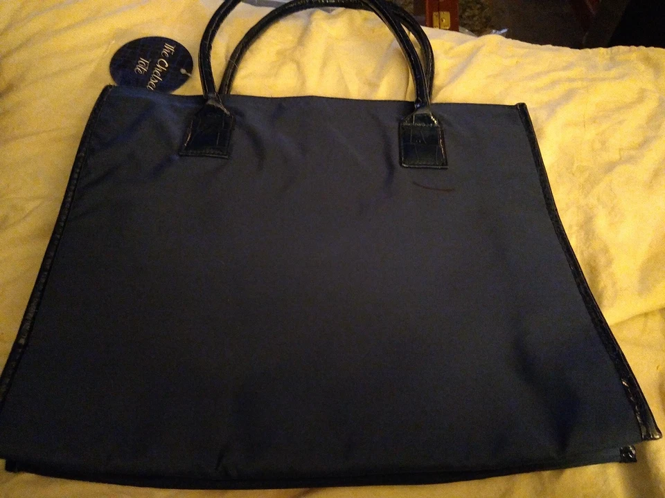 Bolso de Mano Chelsea Azul Marino (13"H x 15"W x 4"D) -NUEVO CON ETIQUETAS Foto 2 de 4