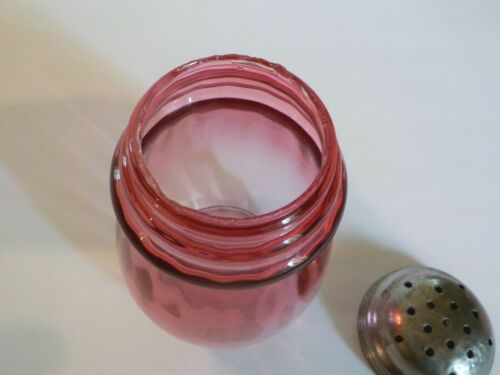 Hobbs, Brocknier Cranberry Glass Ring-Neck Sugar Shaker / Muffineer, c. 1880 - Picture 4 of 10