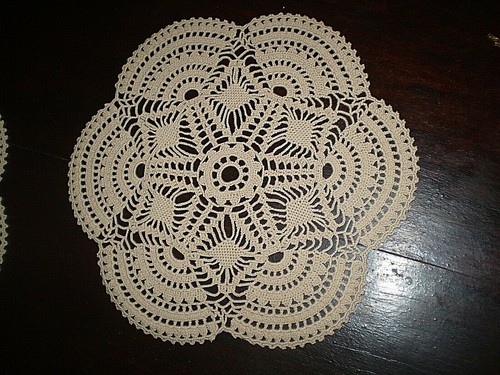 DUE Bellissime-Vintage-Fatte a mano-Cotone-Uncinetto-Ecru-Rotonde-Tovaglia - Foto 3 di 8