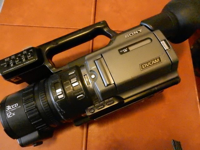 Sony DSR-PD170P Mini DVCAM camcorder damaged only for parts Sony DSR-PD170P Mini DVCAM camcorder damaged only for parts