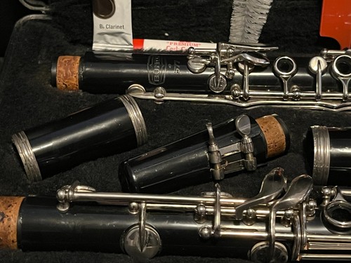 Bundy Resonite Student/ Beginner Bb Clarinet with Hard Shell Case & Care Kit - Picture 2 of 7