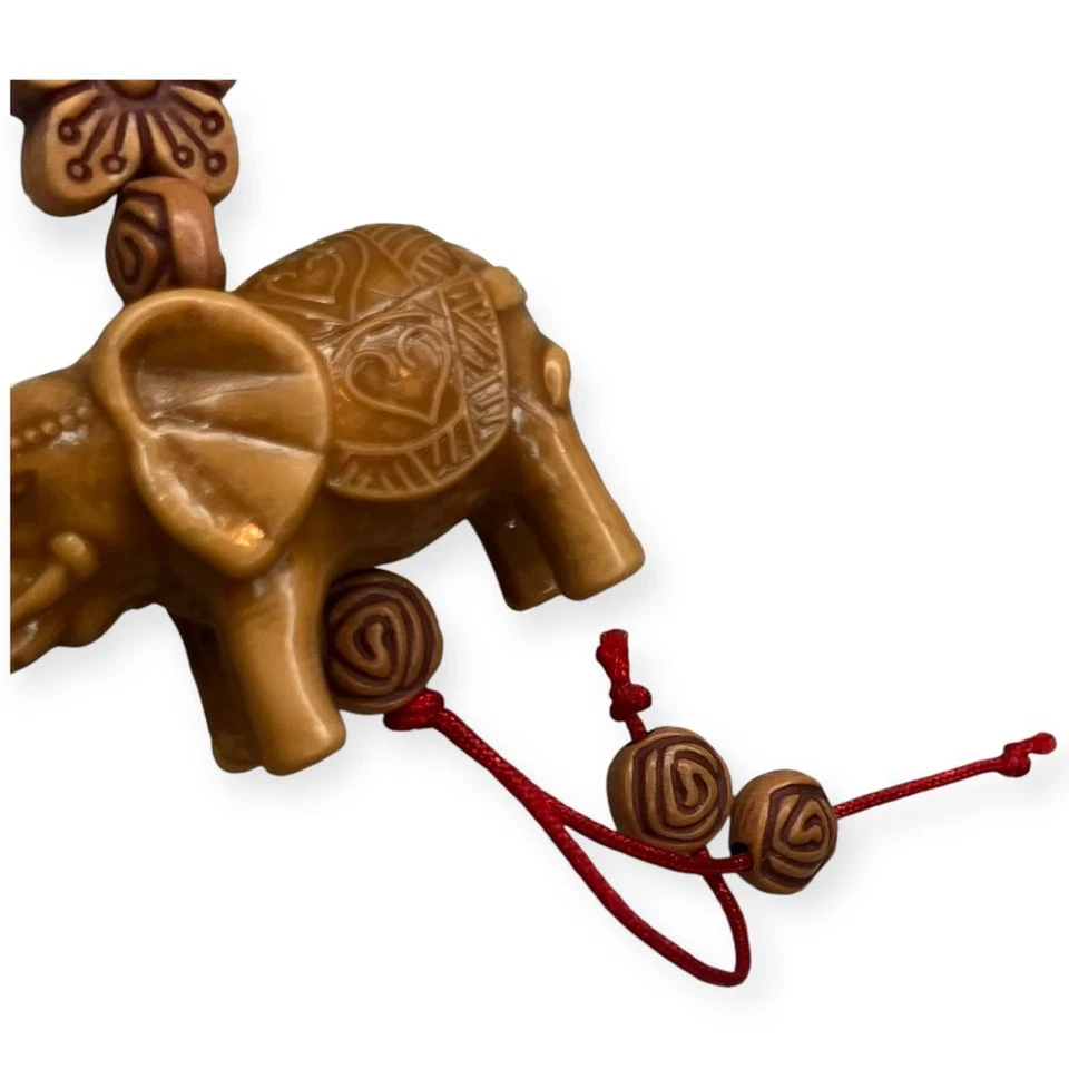 Dije decorativo de elefante de la suerte adorno colgante cordón rojo decoración asiática Feng Shui Foto 3 de 4