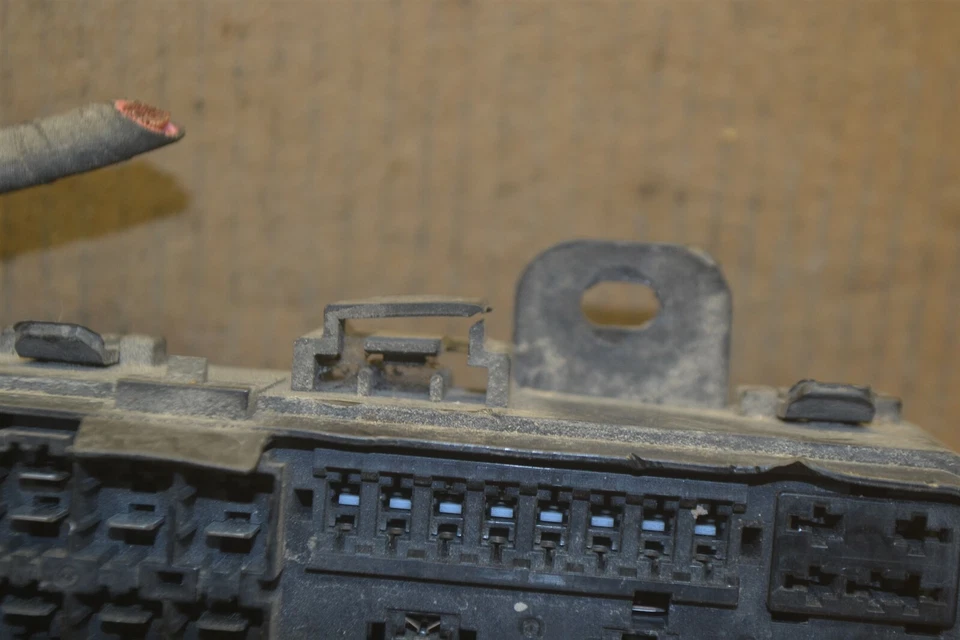 Dodge Charger 2013 caja de fusibles conexión OEM P68083974AB módulo 563-18C1 Foto 2 de 4