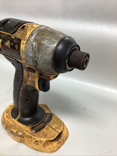 Avvitatore a percussione DeWalt DC825 1/4" 18V senza fili tipo 3 strumento nudo usato - Foto 4 di 5