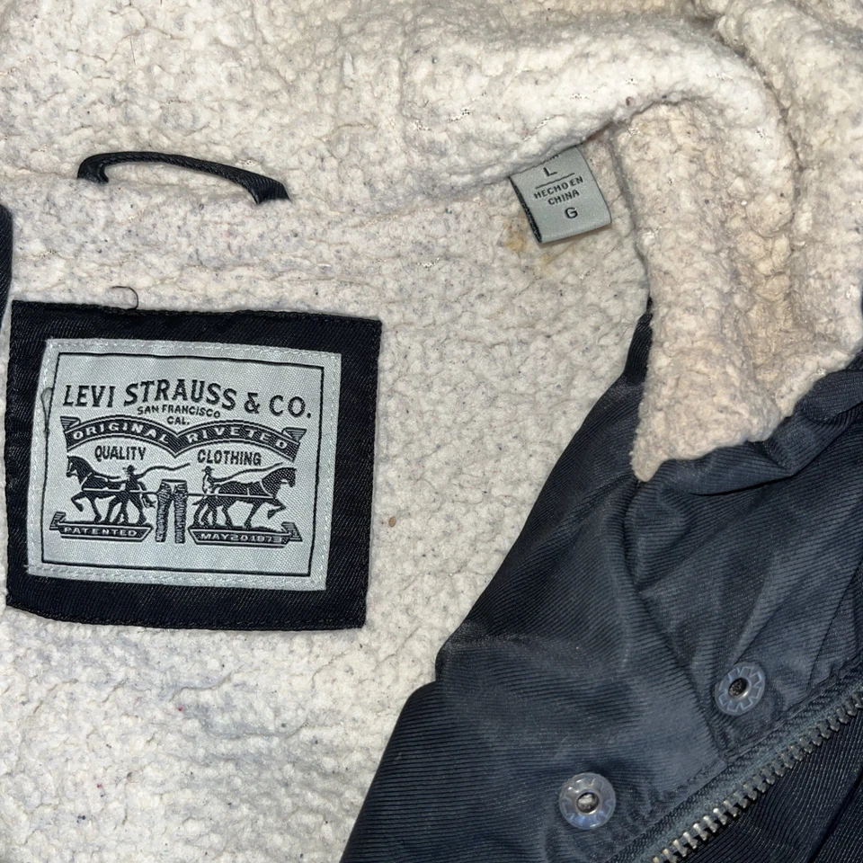 Abrigo parka para mujer Levi Strauss negro con capucha forrado sherpa ribete de piel sintética talla L Foto 2 de 4