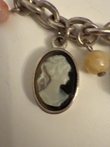 "Pulsera camafeo vintage de plata para mujer con dijes de colores pastel 7,5"" L usada en excelente estado" - Imagen 2 de 8