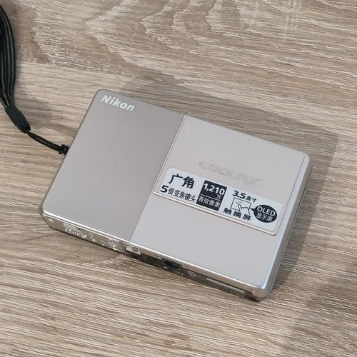 NIKON COOLPIX S70 Grey 12.1MP Digital Camera 5x Zoom - Picture 6 of 10