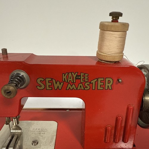 Vintage Red Metal KAYanEE SEW MASTER Mini TOY Sewing Machine No. 572 Not Working - Picture 8 of 24