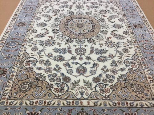 4'.3" X 6'.2" Fine Quality Ivory Oriental Area Rug Hand Knotted Wool & Silk - Picture 3 of 12