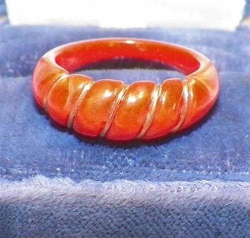 Ring Imitation Coral Hard Plastic Size 5.75 Goldtone Wire NICE - Picture 1 of 3