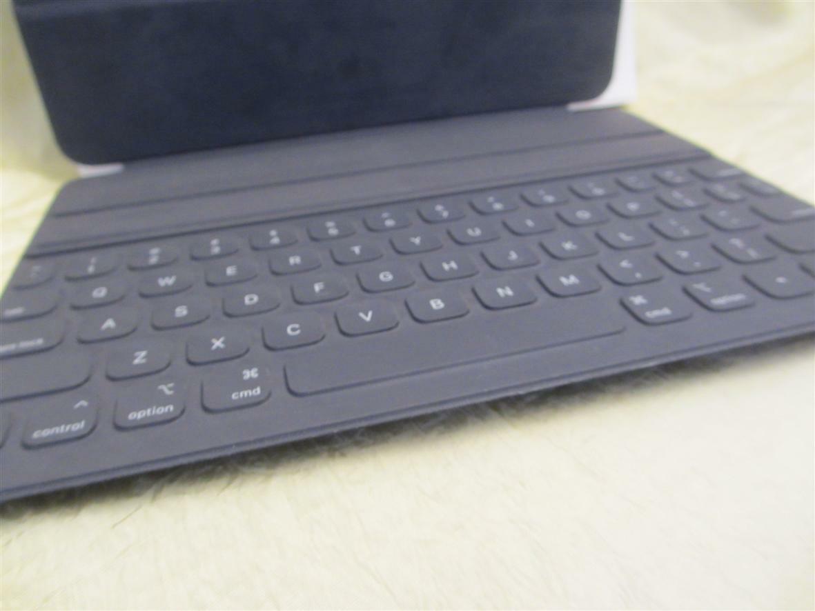 Apple SMART keyboard FOLIO 11