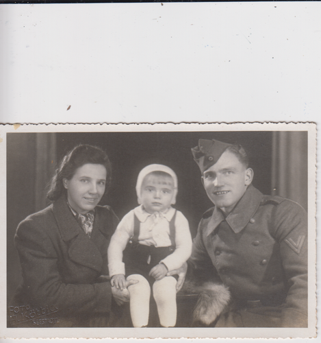 Foto AK Militär WKII Gesichter des Krieges Deutscher Soldat + Familie 1943