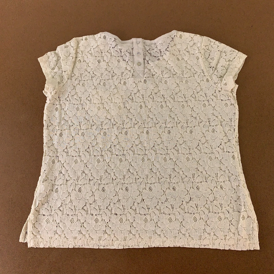 Blusa para mujer JCP pequeña grande marfil transparente floral encaje manga corta botones espalda Foto 3 de 4