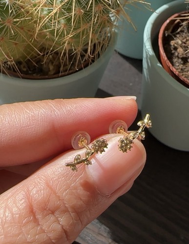 Flower climber stud earrings with .20ct diamonds in K18 Japan YG, silicone lock - Picture 7 of 8