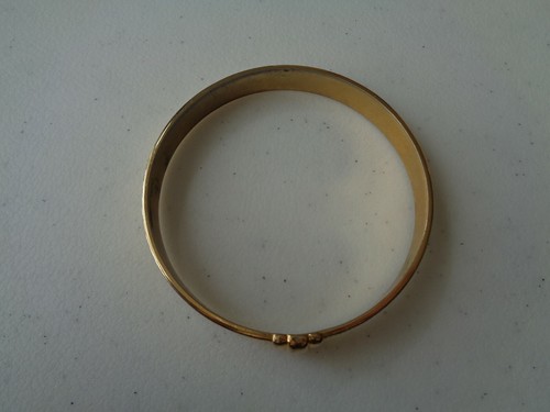 Monet Signed Bangle Bracelet Gold Tone Brass Tone Pretty Etching Vintage - Picture 2 of 6