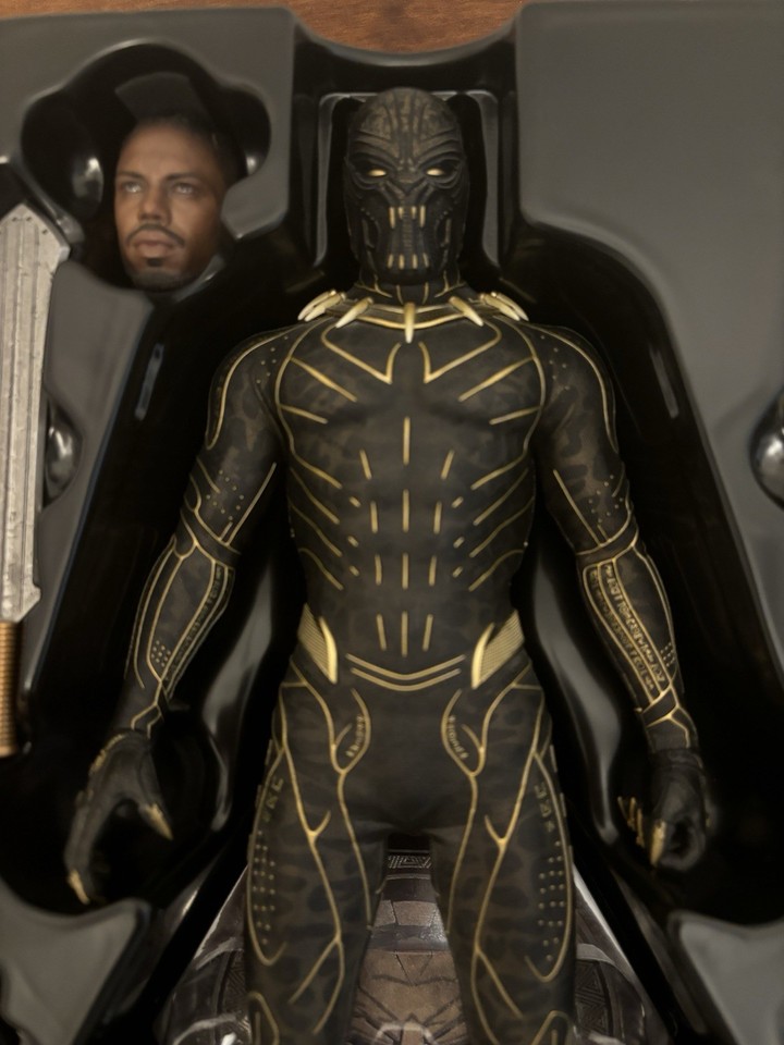 Hot Toys Erik Killmonger (Black Panther) MMS471 in doos | Old School Toys