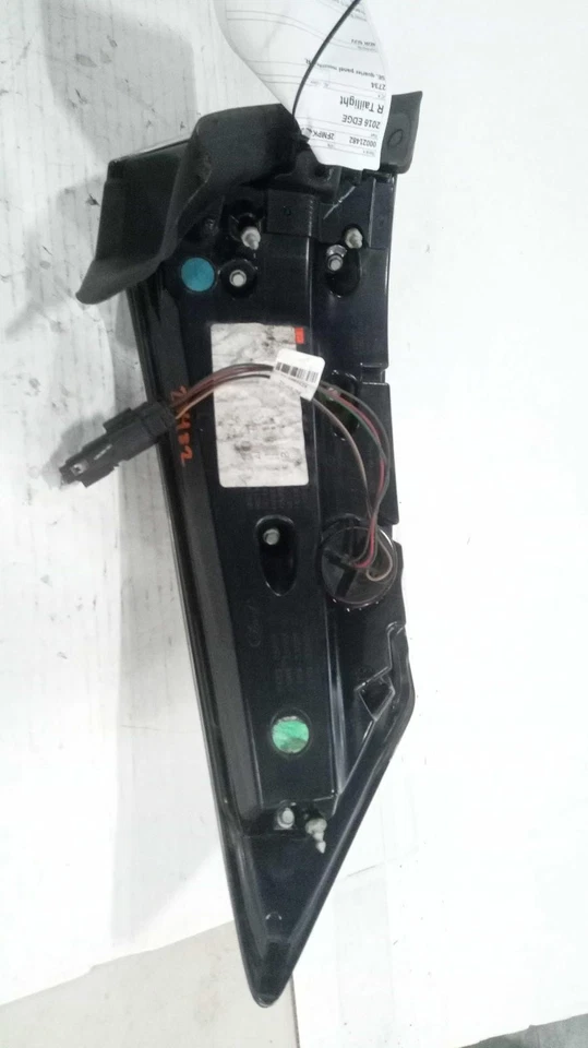 Conjunto de luz trasera derecha usado se adapta a: Ford Edge SEL 2016 cuarto montado en panel R. Foto 2 de 4