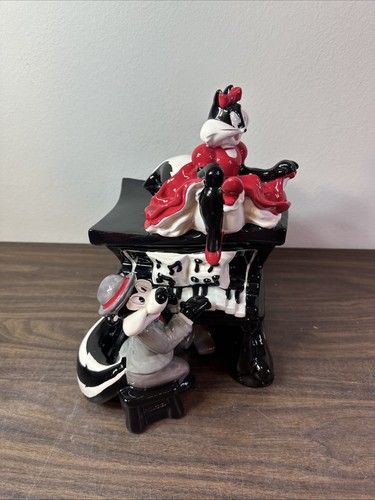 Warner Bros. Studio  / Looney Tunes Pepe Le Pew & Penelope Piano Cookie Jar 1999 - Picture 1 of 19