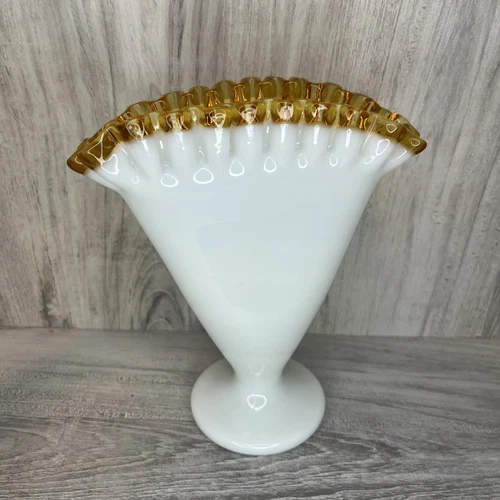 Pretty Fenton Gold Crest Fan Vase