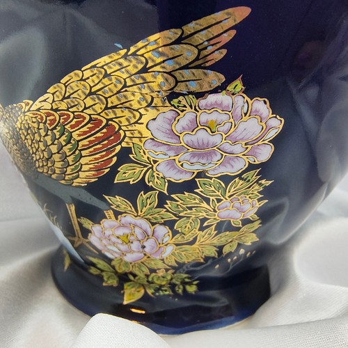 Jarrón japonés de colección azul cobalto pavo real Sakura flor de cerezo detalles dorados firmado - Imagen 18 de 23