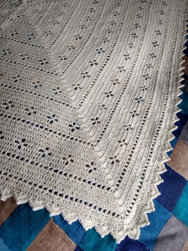 Hand crocheted Shetland anti tickle washable wool baby blanket shawl cream - Picture 3 of 3
