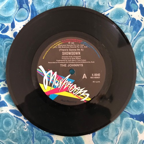 THE JOHNNYS- (THERE'S GONNA BE A ) SHOWDOWN- 7'' 45rpm Vinyl Single Record AUS - Picture 3 of 4