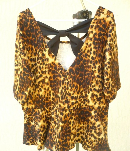VTG DRAMA GOLD 2X 1X XL LEOPARD PRINT BOW OPEN BACK KNIT TOP PEPLUM BLOUSE WOMEN - Picture 3 of 4