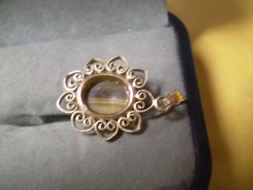 10K Yellow Gold Filled Ladies Oval Tiger Eye Pendant      1.3 grams - Picture 2 of 2