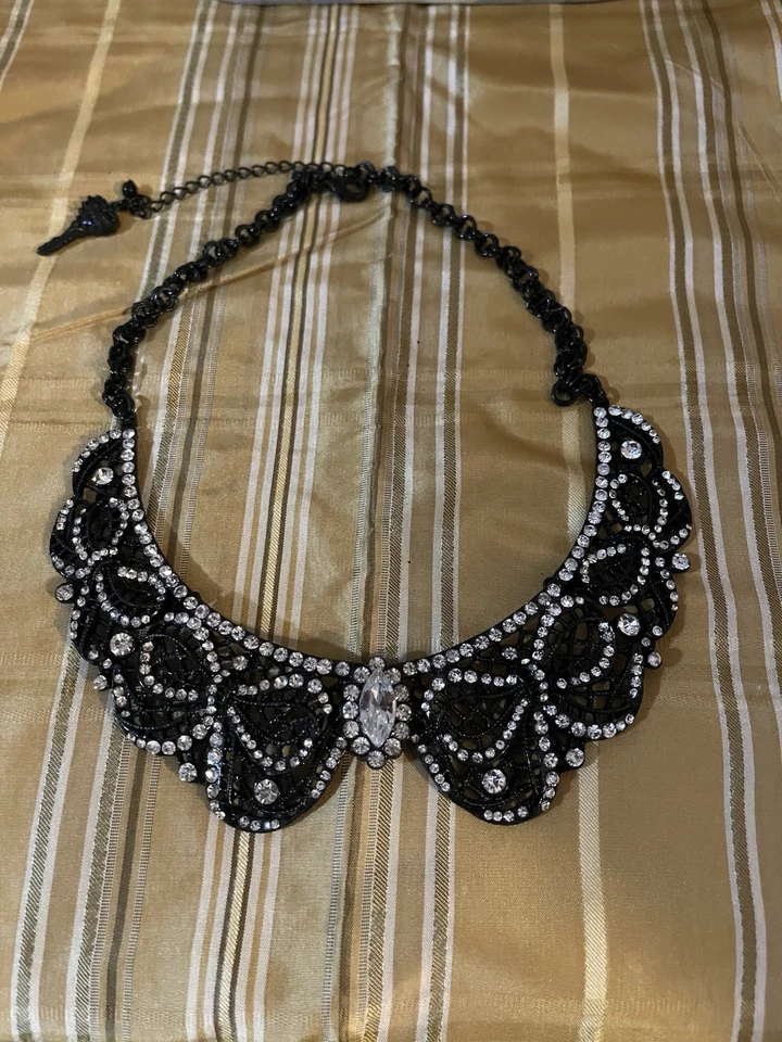 Betsey Johnson Esmalte Negro y Estrás Collar Collar Declaración Foto 2 de 3