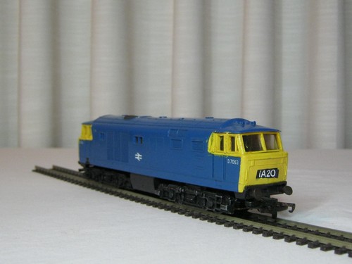 Tri-ang/Hornby Diesel Locomotive Class 35 Blue D7058 OO Gauge VG Runner - Picture 3 of 8